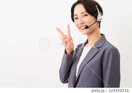 若い女性のオペレーター ビジネスイメージ 若い女性のオペレーター ビジネスイメージ 124359218