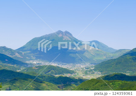 湯布院盆地と新緑の由布岳 124359361