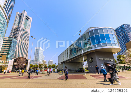 日本の東京都市景観夏のような…脱コート…。黄砂か、マ姿…青空なのに少し霞む…＝25日、桜木町 124359391
