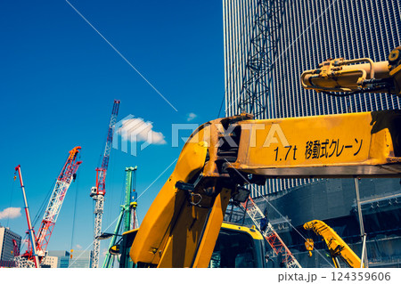 重機と建設中のビル 高輪ゲートウェイ 2025.03 d-3 暖色寒色強調 重機と建設中のビル 高輪ゲートウェイ 2025.03 d-3 暖色寒色強調 124359606