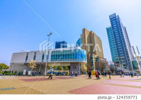 日本の東京都市景観夏のような暑さに脱コート増。ヨコハマエアキャビンの桜木町駅などを望む=25日 日本の東京都市景観夏のような暑さに脱コート増。ヨコハマエアキャビンの桜木町駅などを望む=25日 124359771