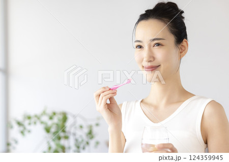 ライフスタイル 朝 歯磨きをしている女性 ライフスタイル 朝 歯磨きをしている女性 124359945