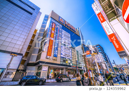 日本の東京都市景観　インバウンドに沸く渋谷。文化村通りからヤマダデンキや道玄坂二丁目東などを望む 124359962