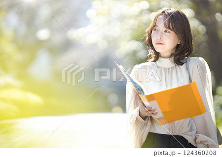 キャンパスを歩く女子大生 キャンパスを歩く女子大生 124360208