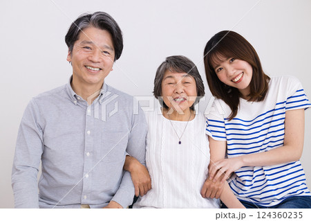 3世代家族のポートレート 124360235
