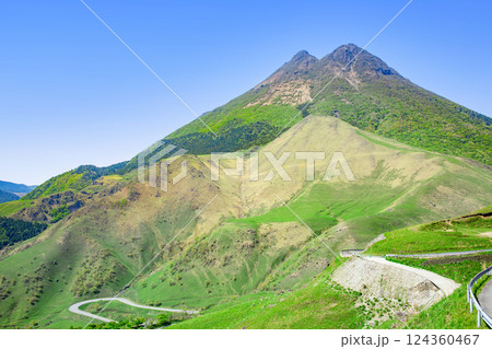 新緑の湯布院由布岳 124360467