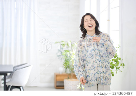 花柄のブラウスを着た笑顔のミドル女性 花柄のブラウスを着た笑顔のミドル女性 124360487
