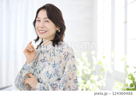 花柄のブラウスを着た笑顔のミドル女性 124360488