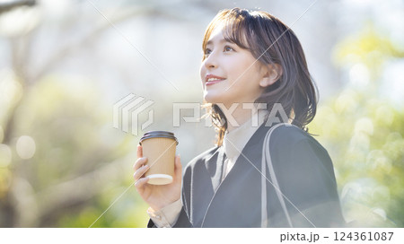 スーツで歩く若いビジネスウーマン 124361087