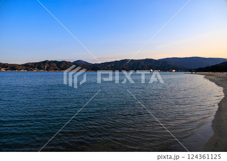 夕暮れの天橋立海水浴場 夕暮れの天橋立海水浴場 124361125