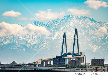 新湊大橋と立山連峰 124361162