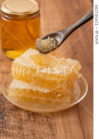 木目背景にとろりコムハニー 124361298