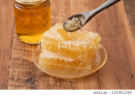 木目背景にとろりコムハニー 124361299