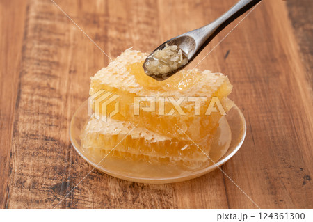 木目背景にとろりコムハニー 124361300