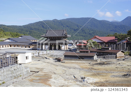 恐山菩提寺 地蔵殿境内側から見た山門と山並み 恐山菩提寺 地蔵殿境内側から見た山門と山並み 124361343