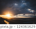 海と夕焼け 124361629