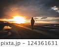 海と夕焼けと女性 124361631