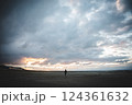 夕焼けと海岸 124361632
