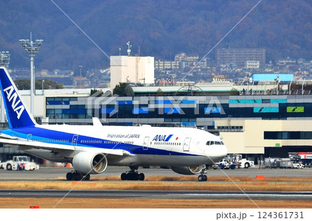 大阪国際空港 ANA 飛行機 離陸態勢 スカイパーク 大阪国際空港 ANA 飛行機 離陸態勢 スカイパーク 124361731