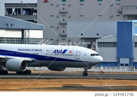 大阪国際空港　ANA　飛行機　離陸態勢　スカイパーク 124361736