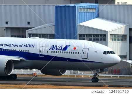 大阪国際空港 ANA 飛行機 離陸態勢 スカイパーク 大阪国際空港 ANA 飛行機 離陸態勢 スカイパーク 124361739