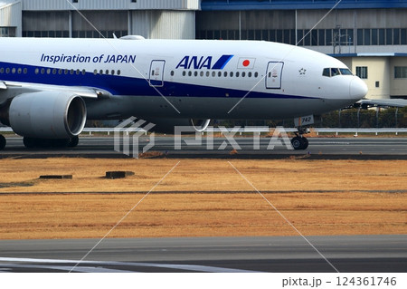 大阪国際空港　ANA　飛行機　離陸態勢　スカイパーク 124361746