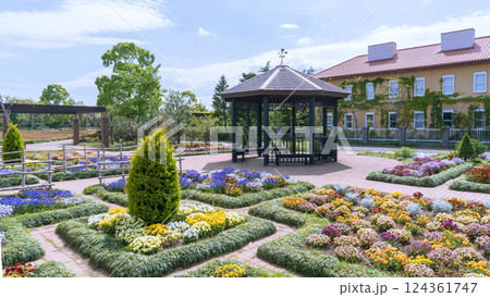 花菜ガーデン／ガゼボがある春の洋風ガーデン／神奈川県平塚市・4月 124361747