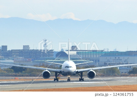 大阪国際空港　ANA　飛行機　離陸態勢　スカイパーク 124361755