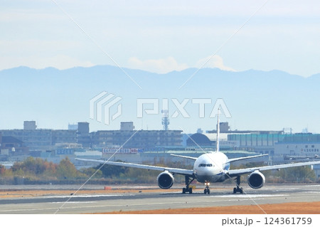 大阪国際空港 ANA 飛行機 離陸態勢 スカイパーク 大阪国際空港 ANA 飛行機 離陸態勢 スカイパーク 124361759