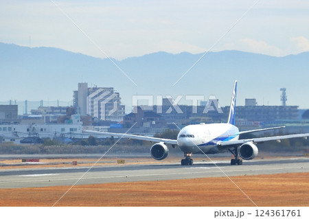 大阪国際空港　ANA　飛行機　離陸態勢　スカイパーク 124361761