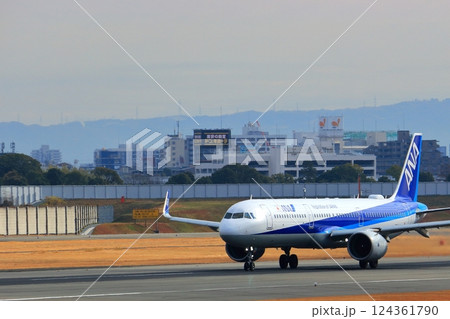大阪国際空港 ANA 飛行機 離陸態勢 スカイパーク 大阪国際空港 ANA 飛行機 離陸態勢 スカイパーク 124361790