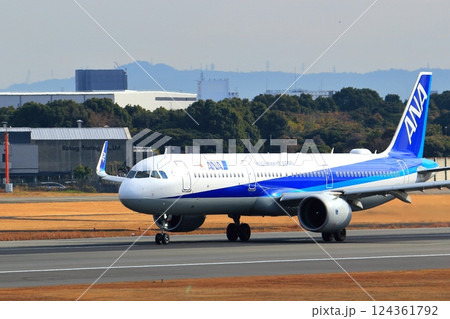大阪国際空港　ANA　飛行機　離陸態勢　スカイパーク 124361792