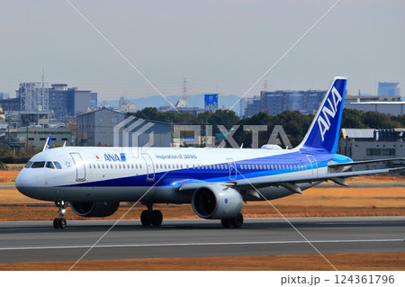 大阪国際空港　ANA　飛行機　離陸態勢　スカイパーク 124361796