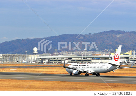 大阪国際空港 JAL 飛行機 着陸態勢 スカイパーク 大阪国際空港 JAL 飛行機 着陸態勢 スカイパーク 124361823