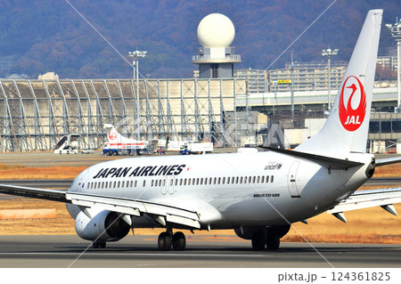 大阪国際空港 JAL 飛行機 着陸態勢 スカイパーク 大阪国際空港 JAL 飛行機 着陸態勢 スカイパーク 124361825