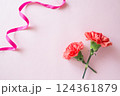 カーネーションとピンクリボン 124361879