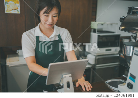 coffee shop 124361981