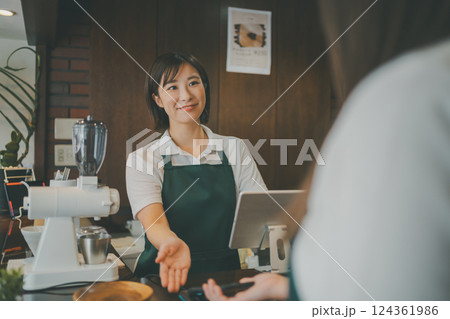 coffee shop 124361986