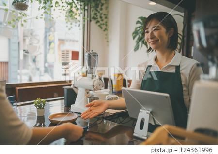 coffee shop 124361996