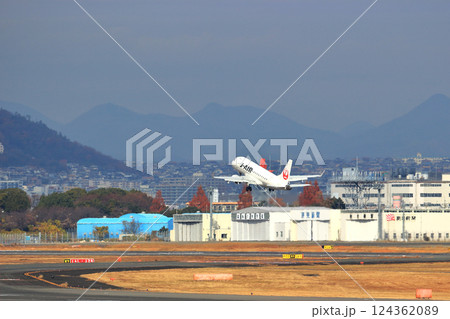 大阪国際空港　JAL　飛行機　離陸　スカイパーク 124362089