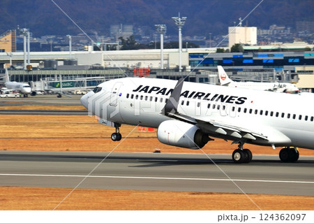 大阪国際空港 JAL 飛行機 離陸 スカイパーク 大阪国際空港 JAL 飛行機 離陸 スカイパーク 124362097