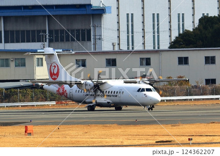 大阪国際空港 JAL プロペラ機 飛行機 離陸態勢 スカイパーク 大阪国際空港 JAL プロペラ機 飛行機 離陸態勢 スカイパーク 124362207