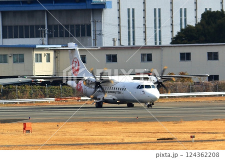 大阪国際空港 JAL プロペラ機 飛行機 離陸態勢 スカイパーク 大阪国際空港 JAL プロペラ機 飛行機 離陸態勢 スカイパーク 124362208