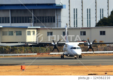 大阪国際空港　JAL　プロペラ機　飛行機　離陸態勢　スカイパーク 124362210
