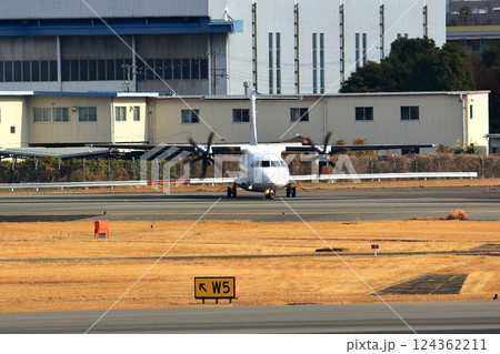 大阪国際空港　JAL　プロペラ機　飛行機　離陸態勢　スカイパーク 124362211