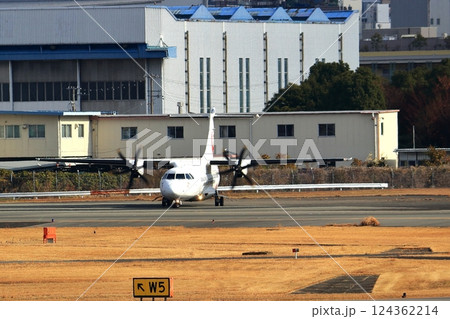 大阪国際空港　JAL　プロペラ機　飛行機　離陸態勢　スカイパーク 124362214
