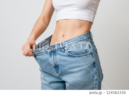 ダイエットにより大幅に体をシェイプアップした女性 ダイエットにより大幅に体をシェイプアップした女性 124362330
