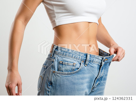 身体を鍛えて見違えるほど細くなった女性 124362331