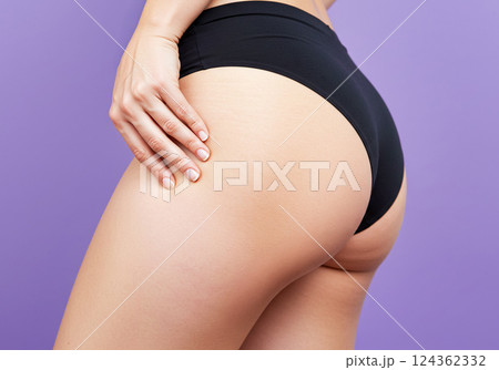 メリハリのある健康的な女性のヒップ 124362332