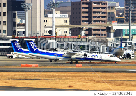 大阪国際空港　ANA　ボンバルディア　DHC8-Q400 プロペラ機　離陸態勢　スカイパーク 124362343